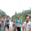 Camat Dendang, Baharuddin, bersama Forkopimcam langsung mengkroscek ke lokasi 3 desa yang terendam banjir. Tampak Camat Baharuddin saat berada di Desa Catur Rahayu melihat kondisi pemukiman warga yang terendam banjir.  