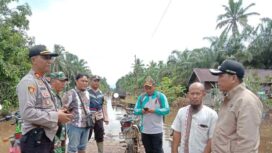 Camat Dendang, Baharuddin, bersama Forkopimcam langsung mengkroscek ke lokasi 3 desa yang terendam banjir. Tampak Camat Baharuddin saat berada di Desa Catur Rahayu melihat kondisi pemukiman warga yang terendam banjir.  