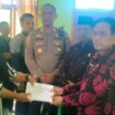 Camat Dendang, Baharuddin dampingi Ketua Baznas Tanjab Timur, H Syarifuddin, saat menyerahkan bantuan untuk korban musibah angin kencang. Pada kesempatan itu Camat Dendang juga menyerahkan bantuan yang diperoleh dari donasi dan sumbangsih para pelajar, guru dan ASN di lingkup Kecamatan Dendang. Foto: Daryanto/koransabak.com