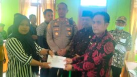 Camat Dendang, Baharuddin dampingi Ketua Baznas Tanjab Timur, H Syarifuddin, saat menyerahkan bantuan untuk korban musibah angin kencang. Pada kesempatan itu Camat Dendang juga menyerahkan bantuan yang diperoleh dari donasi dan sumbangsih para pelajar, guru dan ASN di lingkup Kecamatan Dendang. Foto: Daryanto/koransabak.com