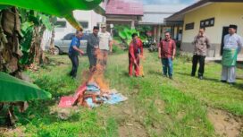 Dinas Dukcapil memusnahkan blangko e-KTP yang rusak.