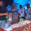 Wabup H Robby bersama Kadis Perindag dan tim meninjau pasar kalangan guna memantau harga Sembako