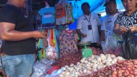 Wabup H Robby bersama Kadis Perindag dan tim meninjau pasar kalangan guna memantau harga Sembako