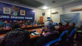 Bupati H Romi Hariyanto memimpin Rapat Koordinasi Pengendalian Inflasi dan Stunting di Aula Utama Kantor Bupati Tanjab Timur, Kamis (19 Januari 2023).