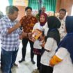 Bupati H Romi saat berdialog dengan para pelaku UMKM peserta pelatihan. 