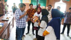 Bupati H Romi saat berdialog dengan para pelaku UMKM peserta pelatihan. 