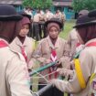 Anggota Pramuka Penegak Putri Pangkalan SMK Negeri 1 Tanjab Timur saat membuat tandu

