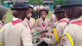 Anggota Pramuka Penegak Putri Pangkalan SMK Negeri 1 Tanjab Timur saat membuat tandu
