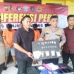 Kapolres Tanjab Timur, AKBP Hery, saat memperlihatkan barang bukti berupa Sabu kepada awak media. Foto: Hambali/koransabak.com