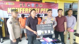 Kapolres Tanjab Timur, AKBP Hery, saat memperlihatkan barang bukti berupa Sabu kepada awak media. Foto: Hambali/koransabak.com