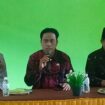 Ketua BAZNAS Tanjab Timur, H Syarifuddin (Foto Kiri), sesaat akan menyalurkan bantuan untuk korban musibah angin kencang di Kecamatan Dendang, belum lama ini. Foto: koransabak.com