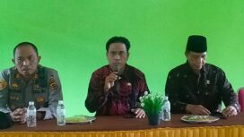 Ketua BAZNAS Tanjab Timur, H Syarifuddin (Foto Kiri), sesaat akan menyalurkan bantuan untuk korban musibah angin kencang di Kecamatan Dendang, belum lama ini. Foto: koransabak.com