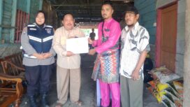Ketua DPC Partai Gerindra Tanjab Timur, Ashar Idris, S.PdI, menyerahkan bantuan kemanusiaan berupa uang tunai sebesar Rp5 juta untuk korban musibah kebakaran yang terjadi di Kelurahan Nipah Panjang 2.