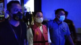 Nurkholis saat menyerahkan diri.