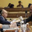 Ketua Komisi II DPR RI Ahmad Doli Kurnia dan Ketua KPU Hasyim Asy'ari bersalaman sebelum mulai rapat kerja terkait Pemilu 2024 di Kompleks Parlemen, Senayan, Jakarta, Rabu, 11 Januari 2023. Rapat tersebut membahas terkait tahapan Pemilu serentak 2024, dan isu-isu aktual seperti sistem Pemilu Proporsional Tertutup. TEMPO/M Taufan Rengganis