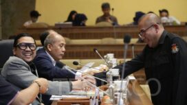 Ketua Komisi II DPR RI Ahmad Doli Kurnia dan Ketua KPU Hasyim Asy'ari bersalaman sebelum mulai rapat kerja terkait Pemilu 2024 di Kompleks Parlemen, Senayan, Jakarta, Rabu, 11 Januari 2023. Rapat tersebut membahas terkait tahapan Pemilu serentak 2024, dan isu-isu aktual seperti sistem Pemilu Proporsional Tertutup. TEMPO/M Taufan Rengganis