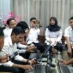 Dinas Dukcapil Tanjab Timur mulai memperkenalkan aplikasi Indentitas Kependudukan Digital (IKD). Tahap awal IKD diperkenalkan dan uji coba kepada ASN dan staf honorer di lingkup Pemkab Tanjab Timur. Tampak staf Dinas Dukcapil Tanjab Timur memperkenalkan dan mengkoneksikan IKD kepada ASN dan staf honorer yang telah memiliki aplikasi IKD. (foto: Arafik/koransabak.com)