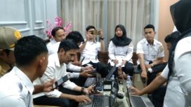 Dinas Dukcapil Tanjab Timur mulai memperkenalkan aplikasi Indentitas Kependudukan Digital (IKD). Tahap awal IKD diperkenalkan dan uji coba kepada ASN dan staf honorer di lingkup Pemkab Tanjab Timur. Tampak staf Dinas Dukcapil Tanjab Timur memperkenalkan dan mengkoneksikan IKD kepada ASN dan staf honorer yang telah memiliki aplikasi IKD. (foto: Arafik/koransabak.com)