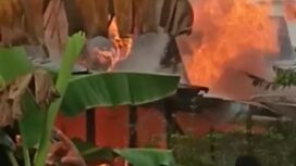 Masyarakat berusaha memadamkan api pada musibah kebakaran di Desa Mendahara Tengah, Kecamatan Mendahara.  