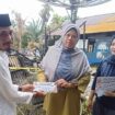Penyerahan bantuan kemanusian Partai Gerindra untuk korban musibah kebakaran di Desa Mendahara Tengah. Tampak Ruslan, pengurus PAC Kecamatan Mendahara menyerahkan bantuan kepada korban musibah kebakaran yang disaksikan Kades Mendahara Tengah, Nurhidayah