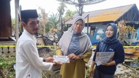 Penyerahan bantuan kemanusian Partai Gerindra untuk korban musibah kebakaran di Desa Mendahara Tengah. Tampak Ruslan, pengurus PAC Kecamatan Mendahara menyerahkan bantuan kepada korban musibah kebakaran yang disaksikan Kades Mendahara Tengah, Nurhidayah