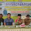 Kepala Desa Sungai Dusun, Runi Nadi, saat menyampaikan sambutan. Foto: Mardian Lahat/koransabak.com 