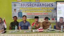 Kepala Desa Sungai Dusun, Runi Nadi, saat menyampaikan sambutan. Foto: Mardian Lahat/koransabak.com 