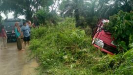 Mobil PT Panca Putra Purnama pengangkut Gas Elpiji 3 KG nyungsep ke semak belukar, tak jauh dari Jembatan Teluk Dawan. Foto: Daryanto/koransabak.com