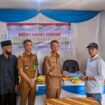 Sertijab Kades Majelis Hidayah berjalan lancar. Tampak Toni J, Kades Majelis Hidayah yang lama Sertijab kepada Mulyadi, Kades Majelis Hidayah terpilih ditandai dengan penyerahan dokumen desa dan disaksikan Camat Kuala Jambi, Taufik Kurniawan. (Dokumentasi)