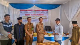 Sertijab Kades Majelis Hidayah berjalan lancar. Tampak Toni J, Kades Majelis Hidayah yang lama Sertijab kepada Mulyadi, Kades Majelis Hidayah terpilih ditandai dengan penyerahan dokumen desa dan disaksikan Camat Kuala Jambi, Taufik Kurniawan. (Dokumentasi)