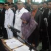 96 kepala sekolah negeri di Tanjab Timur dilantik dan diambil sumpahnya oleh Wakil Bupati Tanjab Timur, H Robby Nahliansyah. Pelantikan 96 kepala sekolah juga serentak dengan pelantikan jabatan administrator dan jabatan pengawas di lingkungan Pemkab Tanjab Timur. Foto: Hambali/koransabak.com