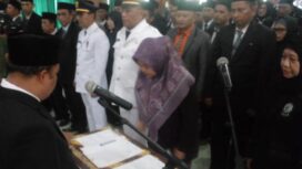 96 kepala sekolah negeri di Tanjab Timur dilantik dan diambil sumpahnya oleh Wakil Bupati Tanjab Timur, H Robby Nahliansyah. Pelantikan 96 kepala sekolah juga serentak dengan pelantikan jabatan administrator dan jabatan pengawas di lingkungan Pemkab Tanjab Timur. Foto: Hambali/koransabak.com