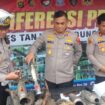 Kapolres Tanjab Timur, Hery, saat jumpa pers dan memperlihatkan knalpot recing yang berhasil diamankan Satlantas Polres Tanjab Timur. Foto: Hambali/koransabak.com