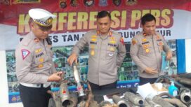 Kapolres Tanjab Timur, Hery, saat jumpa pers dan memperlihatkan knalpot recing yang berhasil diamankan Satlantas Polres Tanjab Timur. Foto: Hambali/koransabak.com