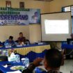 Camat Geragai, Iduar Aidi, memaprkan usulan prioritas pada Musrenbang Kecamatan Geragai. Foto: Hambali/koransabak.com
