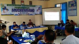 Camat Geragai, Iduar Aidi, memaprkan usulan prioritas pada Musrenbang Kecamatan Geragai. Foto: Hambali/koransabak.com