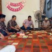 H Romi disambut warga Desa Sekancing, Merangin, H Romi mengikuti rangkaian acara bersama tokoh masyarakat setempat. Terlihat pula Fauzi Ansori, Anggota DPRD Provinsi Jambi. Ada pula mantan legislator PKS, Henry Mansyur. 