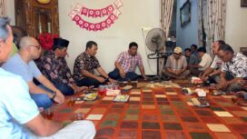 H Romi disambut warga Desa Sekancing, Merangin, H Romi mengikuti rangkaian acara bersama tokoh masyarakat setempat. Terlihat pula Fauzi Ansori, Anggota DPRD Provinsi Jambi. Ada pula mantan legislator PKS, Henry Mansyur. 