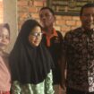 Ulia, putri Tunanetra ini akan berangkat ke Tanah Suci bersama Bupati H Romi.Remaja putri asal Desa Ujungtanjung, Kabupaten Sarolangun, Provinsi Jambi, ini, merasa tak percaya. Hari ini, Minggu (5 Februari 2023), Bupati H Romi kembali memberi tiket Umroh untuk 2 warga NU. Foto: koransabak.com