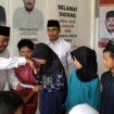 Ketua DPC Partai Gerindra Tanjab Timur, Ashar Idris, menyerahkan santunan kepada anak yatim. Foto: Arafik/koransabak.com