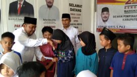Ketua DPC Partai Gerindra Tanjab Timur, Ashar Idris, menyerahkan santunan kepada anak yatim. Foto: Arafik/koransabak.com