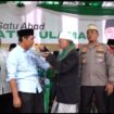 Ketua DPRD Tanjab Timur, Mahrup, mendapat suapan nasi tumpeng dari tokoh NU. 