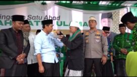 Ketua DPRD Tanjab Timur, Mahrup, mendapat suapan nasi tumpeng dari tokoh NU. 