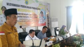 Irwanuddin, S.Ag, Camat Muara Sabak Barat, saat menyampaikan sambutan dan sekaligus memaparkan usulan program dalam rangka penyusunan RKPD 2024. Foto: Arafik/koransabak.com