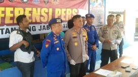 Kapolres Tanjab Timur, AKBP Heri Supriawan, didampingi Kasat Polairud Polres Tanjab Timur, AKP Ahmad Soekany Daulay, saat konferensi pers di Satpolairud  Polres Tanjab Timur. Foto: Arafik/koransabak.com