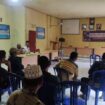Bersama pemilik kebun, Kepala Desa Sungai Toman, Zulkarnain, menggelar musyawarah di kantor desa untuk mencari solusi terkait kerusakan jalan produksi. Foto: dok/koransabak.com