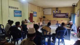 Bersama pemilik kebun, Kepala Desa Sungai Toman, Zulkarnain, menggelar musyawarah di kantor desa untuk mencari solusi terkait kerusakan jalan produksi. Foto: dok/koransabak.com