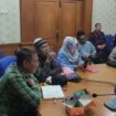 Kades Sungai Toman, Zulkarnain, ketika menyampaikan kondisi jalan produksi di Desa Sungai Toman dan meminta menjadi skala prioritas dalam penanganannya. Foto: koransabak.com