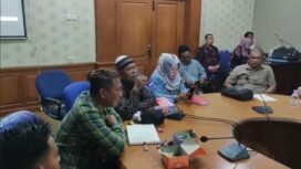 Kades Sungai Toman, Zulkarnain, ketika menyampaikan kondisi jalan produksi di Desa Sungai Toman dan meminta menjadi skala prioritas dalam penanganannya. Foto: koransabak.com
