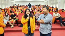 Bupati Tanjab Timur, Romi Hariyanto, saat memberi kuliah tamu di hadapan mahasiswa UNJA.